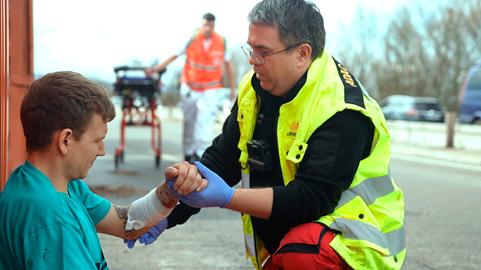 Einsatz der Heli-Crew: Prof. Dr. Matthias Münzberg versorgt den Patienten Elias.