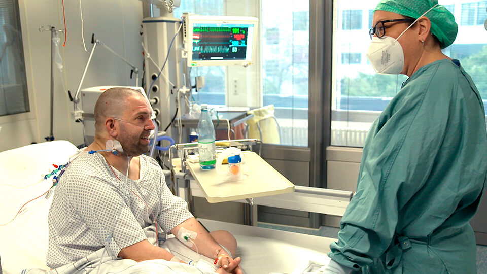 Dennis ist von der Intensivstation auf die Normalstation gekommen. Die stellvertretende Stationsleitung Katja Maier kümmert sich um ihn.