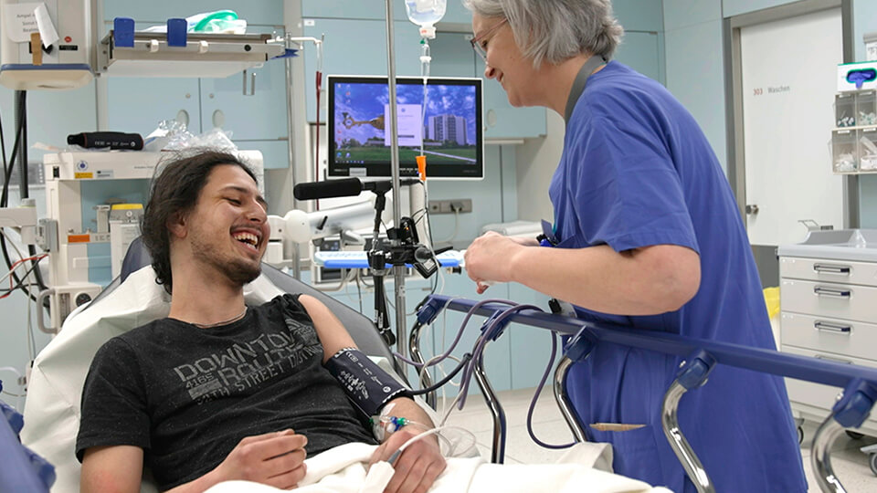 Yunus bekommt eine Spritze von Krankenschwester Lydia Arndt.