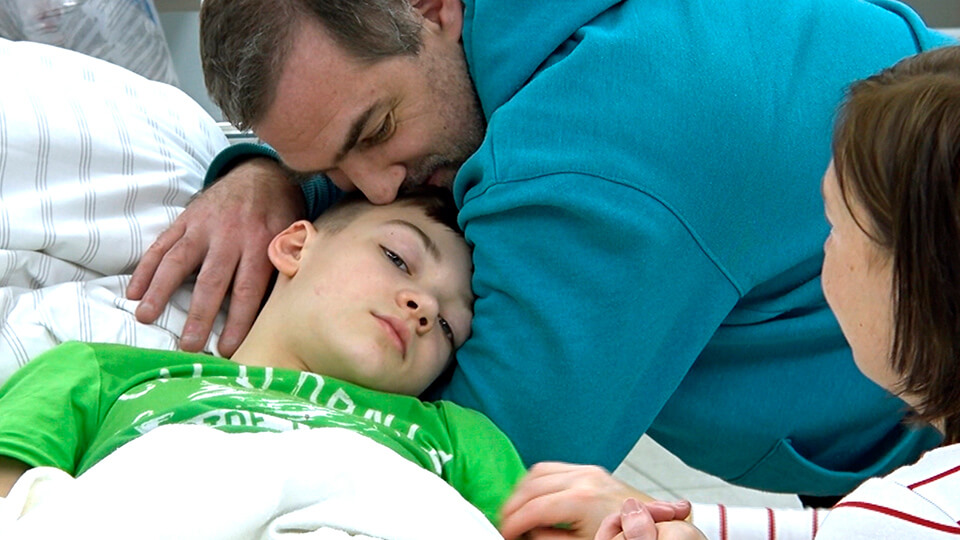 Die Eltern von Julian besuchen ihn nach der Behandlung und sehen, dass es ihm gut geht.